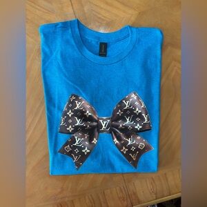 Christmas 🎄 NEW LV T-Shirt with Bow Design